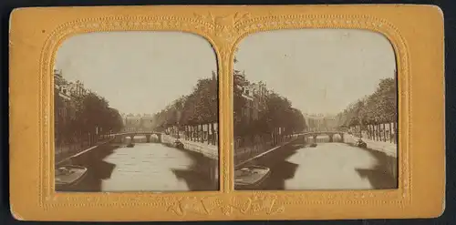 Stereo-Fotografie unbekannter Fotograf, Ansicht Amsterdam, Blick in eine Gracht mit Brücke, Halt gegen das Licht