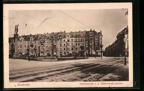 AK Karlsruhe, Denkmal in der Sophienstrasse v. d. Schillerstrasse gesehen