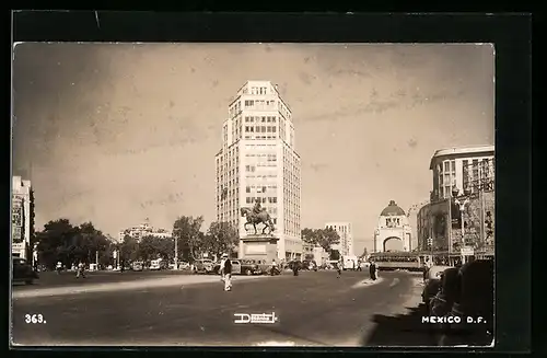 AK Mexico, Ortspartie mit Denkmal und Strassenbahn