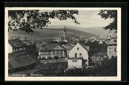 AK Trautenau / Trutnov, Häuserpartie und Blick zur Kirche