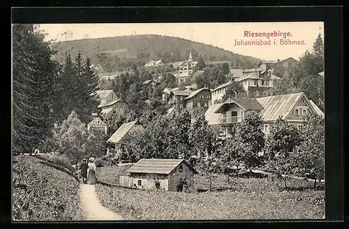 AK Johannisbad i. B., Spaziergänger im Ort