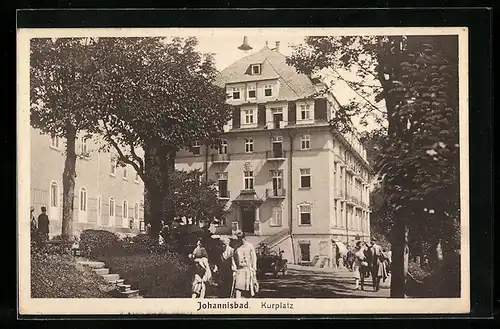 AK Johannisbad, Kurplatz mit Gästen