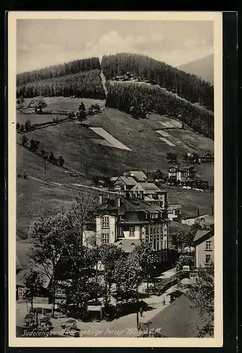 AK Petzer i. Riesengebirge, Ortsansicht mit Hotel