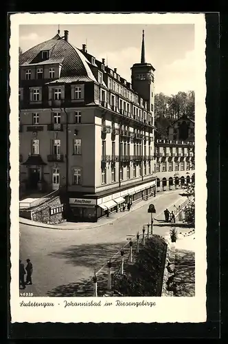 AK Johannisbad i. Riesengebirge, Ortsansicht mit Kaufhaus und Café