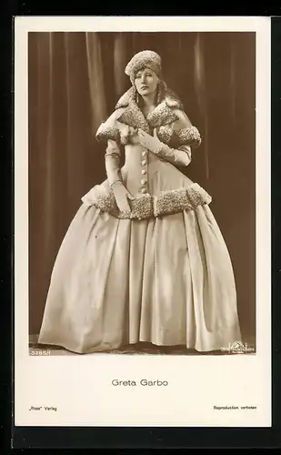 AK Schauspielerin Greta Garbo in einem historischen Kostüm