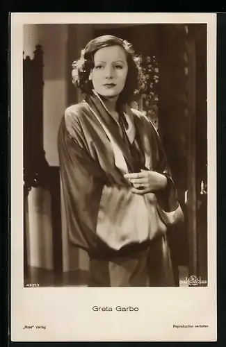 AK Portrait der Schauspielerin Greta Garbo in Seidenmantel gehüllt