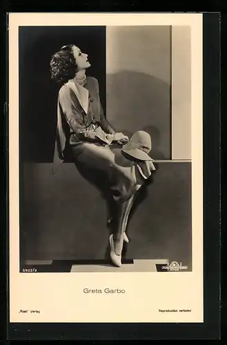 AK Schauspielerin Greta Garbo mit Hut in Seitenprofil