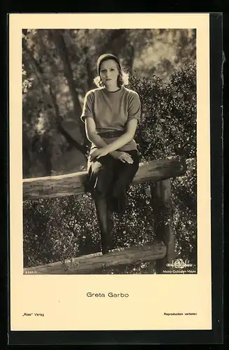 AK Schauspielerin Greta Garbo sitzt auf einem Holzzaun