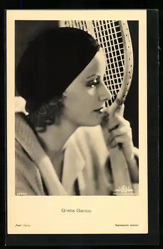 AK Schauspielerin Greta Garbo hält einen Tennisschläger in der Hand