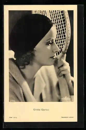 AK Schauspielerin Greta Garbo hält einen Tennisschläger in der Hand