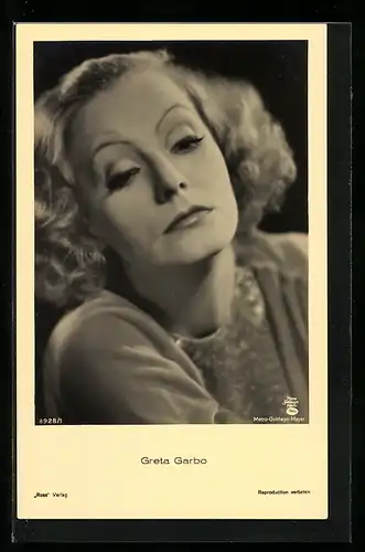 AK Schauspielerin Greta Garbo mit nach unten gesenktem Blick