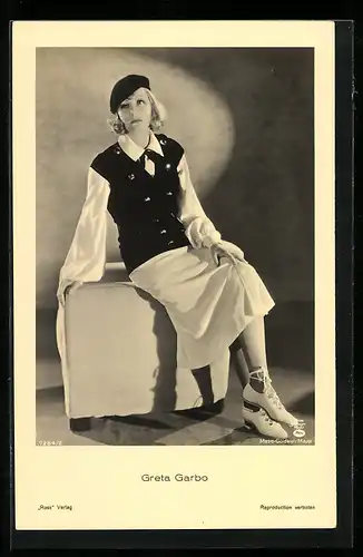 AK Schauspielerin Greta Garbo im Kostüm auf Sessel