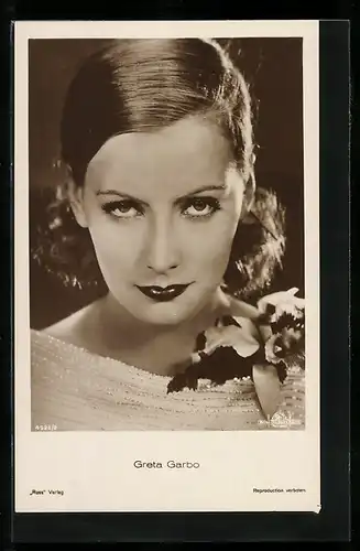 AK Schauspielerin Greta Garbo mit Blütenbrosche