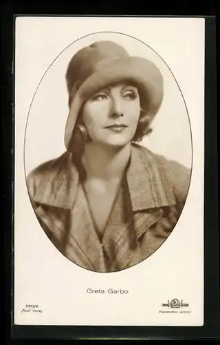 AK Schauspielerin Greta Garbo mit Hut und Mantel