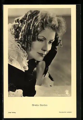 AK Schauspielerin Greta Garbo mit lockigen Haaren