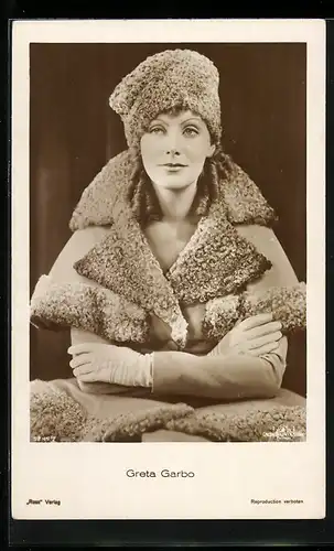AK Schauspielerin Greta Garbo mit Pelzmütze und Mantel