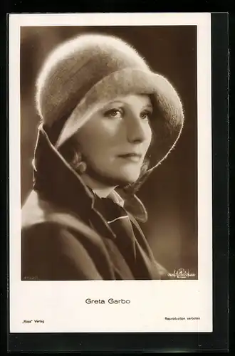 AK Schauspielerin Greta Garbo im Mantel mit Filzhut