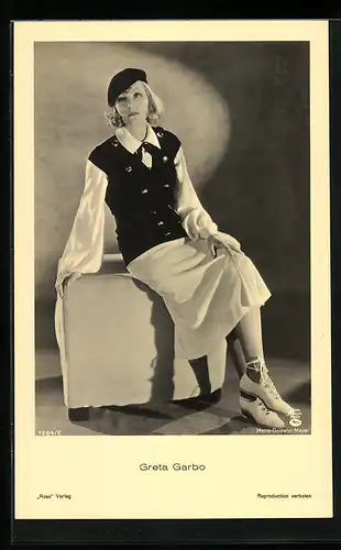 AK Schauspielerin Greta Garbo sitzt auf einer Sessellehne