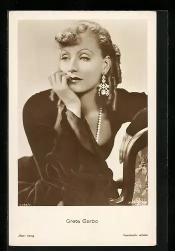 AK Schauspielerin Greta Garbo im Samtkleid