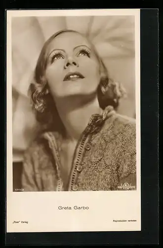 AK Schauspielerin Greta Garbo mit Blick nach oben im Strickpullover