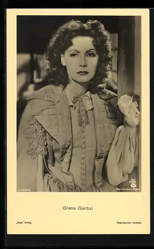 AK Schauspielerin Greta Garbo mit lockigen Haaren