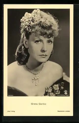 AK Schauspielerin Greta Garbo im schulterfreien Kleid