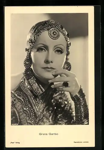 AK Schauspielerin Greta Garbo im perlenverzierten Kostüm