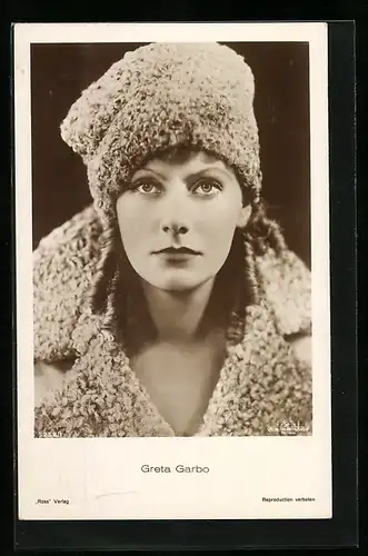 AK Schauspielerin Greta Garbo in Pelzmantel und -mütze