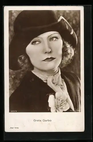AK Schauspielerin Greta Garbo mit Hut und Blumenbrosche
