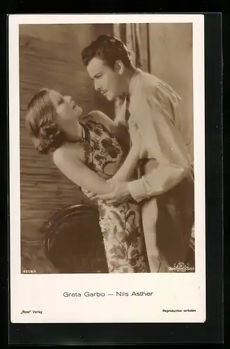 AK Schauspielerin Greta Garbo und Schauspieler Nils Asther umarmen sich