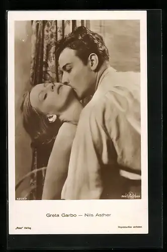 AK Schauspielerin Greta Garbo und Schauspieler Nils Asther beim Kuss