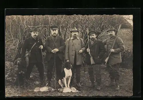 Foto-AK Jäger mit Gewehren und Jagdhunden