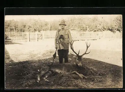 Foto-AK Jäger mit Gewehr und einem Hirsch