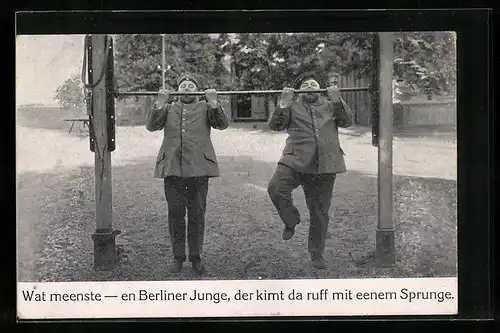 AK Berlin, zwei Soldaten mühen sich an Reckstange, wat meenste-en Berliner Junger, der kimt da ruff mit eenem Sprunge
