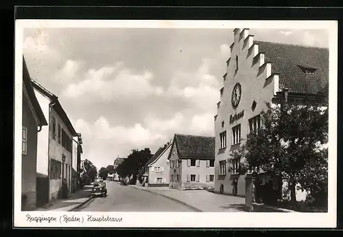 AK Buggingen / Baden, Blick in die Hauptstrasse mit dem Rathaus