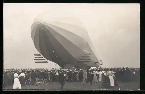 AK Menschenmasse am Zeppelin`schen Luftschiff