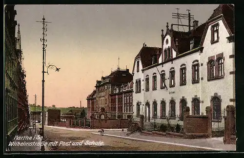 AK Hartha i. Sa., Wilhelmstrasse mit Post und Schule