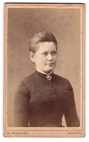 Fotografie Fr. Neumayer, München, Neuhauserstr. 29, Chirstophstr. 4, Fräulein im Kleid mit Kragenbrosche