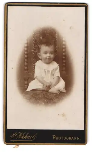 Fotografie P. Hähnel, Ort unbekannt, Süsses Kleinkind im Hemd mit nackigen Füssen