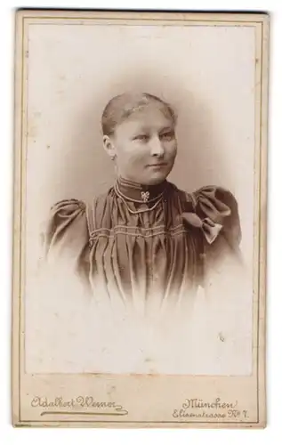 Fotografie Adelbert Werner, München, Elisenstr. 7, Junge Dame mit zurückgebundenem Haar