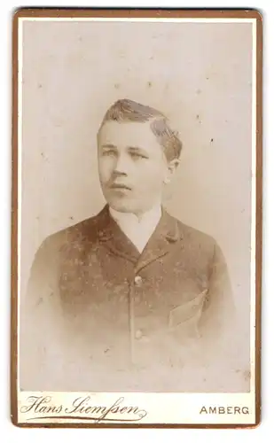Fotografie Hans Siemssen, Amberg, Maxplatz Lit. E. 108, Junger Mann im Anzug mit Krawatte