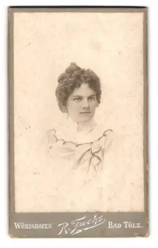 Fotografie R. Fuchs, Wörishofen, Junge Dame mit Hochsteckfrisur
