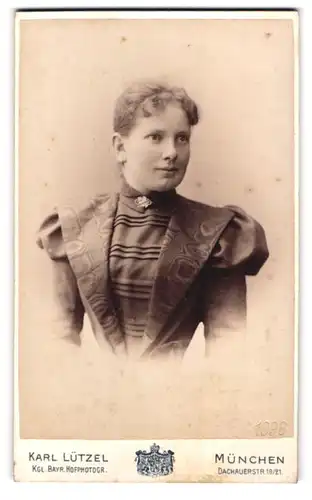 Fotografie Karl Lützel, München, Dachauerstr. 19-21, Junge Dame im Kleid mit Kragenbrosche