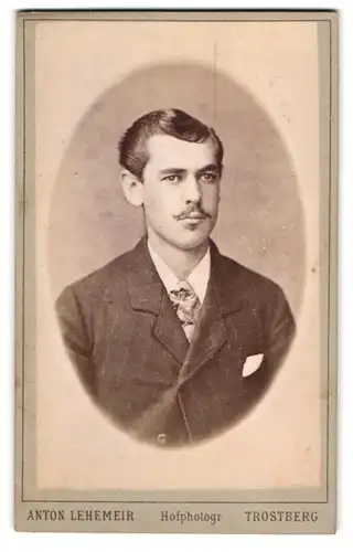 Fotografie Anton Lehemeir, Trostberg, Elegant gekleideter herr mit Oberlippenbart
