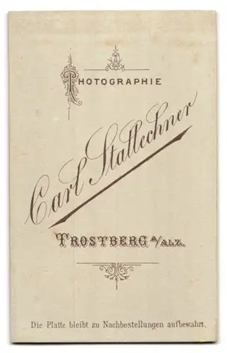 Fotografie Carl Stallechner, Trostberg a. Alz., Süsses Kleinkind im Wollkleid