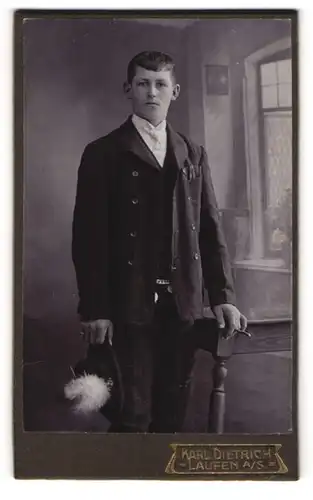 Fotografie K. Dietrich, Laufen a. S., Junger Mann im Anzug mit Krawatte