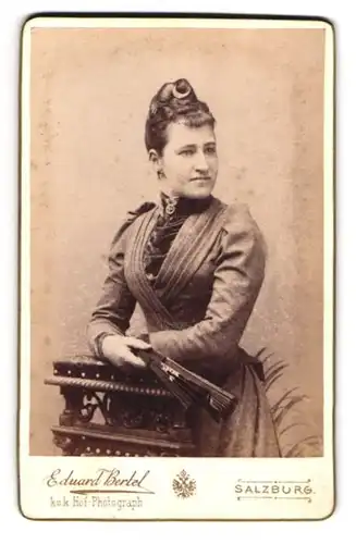 Fotografie Eduard Bertel, Salzburg, Elegant gekleidete Dame mit Fächer