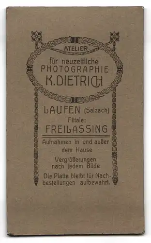 Fotografie K. Dietrich, Freilassing, Bürgerlicher Herr lehnt am Stuhl