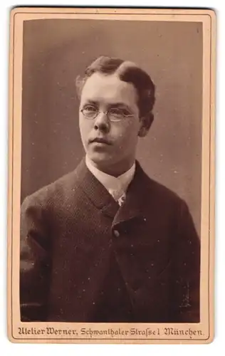 Fotografie Franz Werner, München, Schwanthaler Str. 1, Junger Herr im Anzug mit Brille