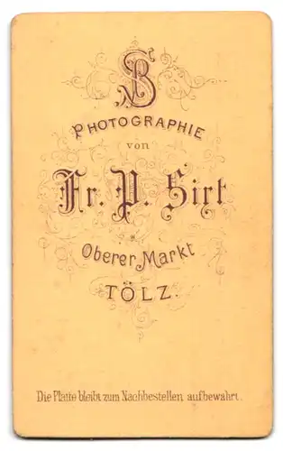 Fotografie Fr. P. Sixt, Tölz, Ältere Dame mit Haube und Kragenbrosche